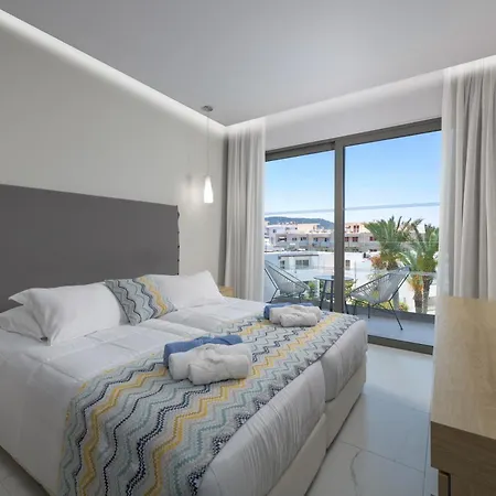 Hotel Avra 4*
