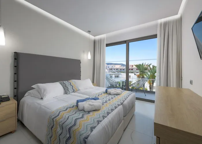 Hotel Avra 4*