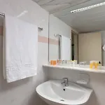 Otel Avra 4*