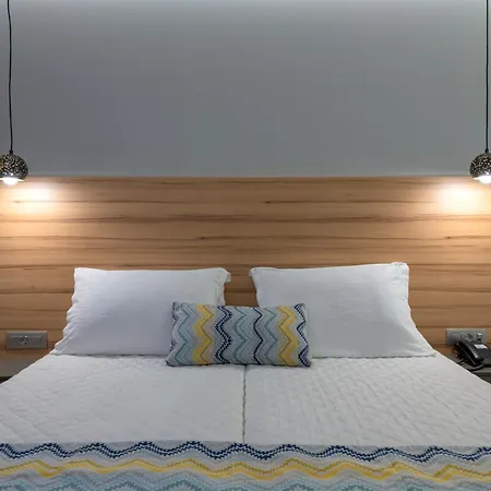 Hotell Avra 4*